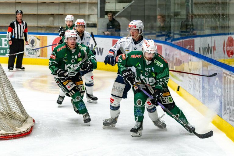 Der EC Bregenzerwald um Kapitän Richard Schlögl (r.) ist heute im letzten Spiel der ersten Phase der Alps Hockey League gegen Cortina gefordert. ⇒Stiplovsek