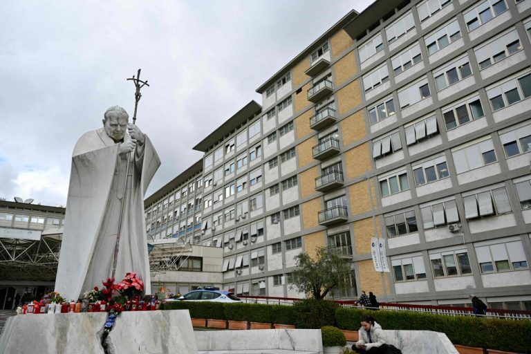 Der Papst wird in der Gemelli-Klinik behandelt. ⇒apa/afp/alberto pizzoli