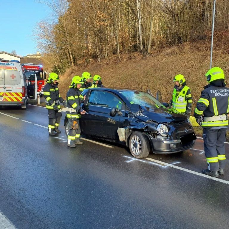 Der Wagen den Unfalllenkerin wurde erheblich beschädigt.⇒Feuerwehr ⇒Schlins