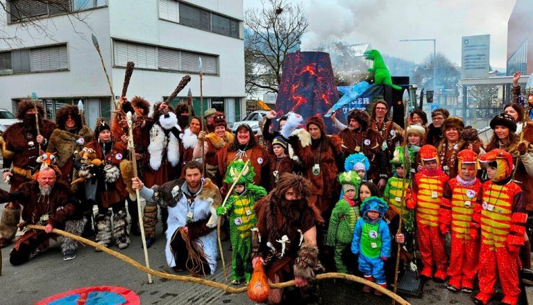 Die „Berger Steinzeitmenschen der ersten Generation“ mit ihrem Faschingsbürgermeister Roman Rist, haben die Gemeinde übernommen.⇒SCHALLERT (5)