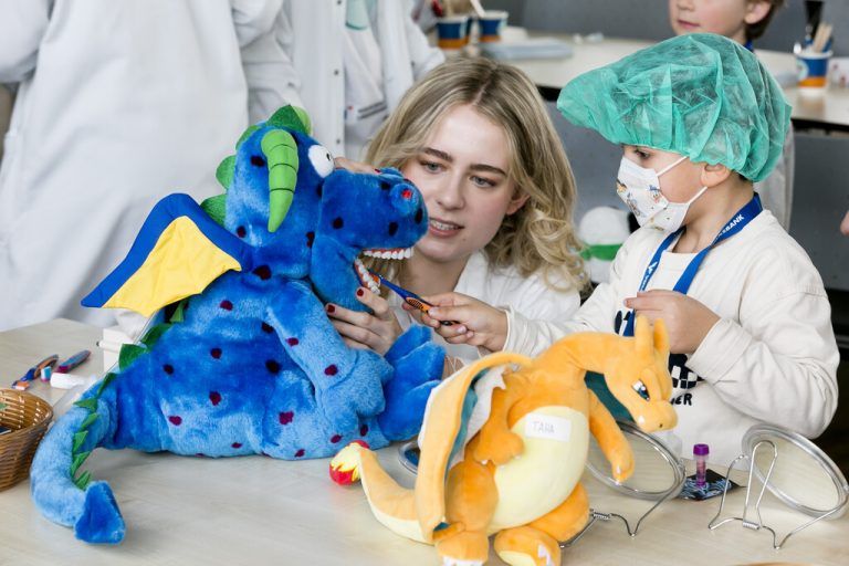 Die Kinder dürfen helfen.⇒©Mathis Fotografie