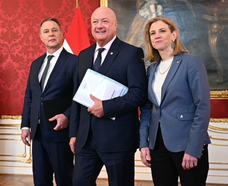 Die Parteivorsitzenden Andreas Babler (SPÖ), Christian Stocker (ÖVP) und Beate Meinl-Reisinger (Neos). ⇒apa