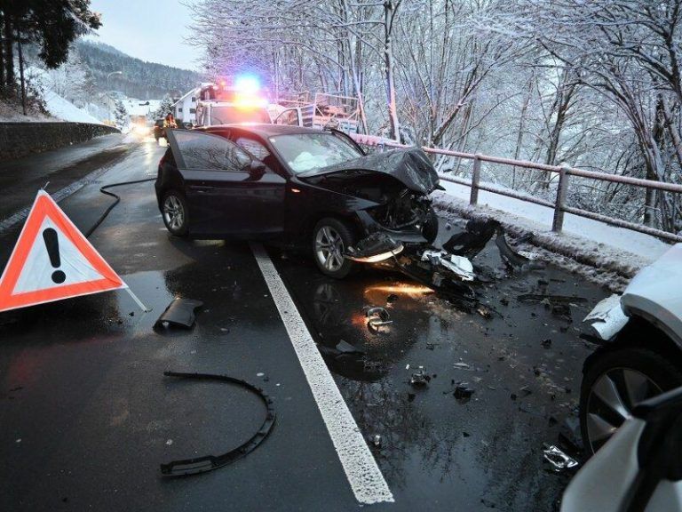 Die schwer beschädigten Unfallfahrzeuge.⇒polizei liechtenstein