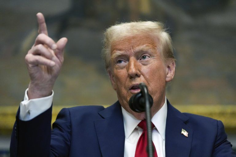 Donald Trump.⇒apa