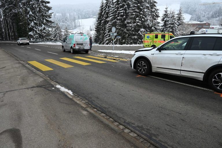 Ein Pkw wurde beim Auffahrunfall auf den Fußgängerstreifen geschoben.⇒kpostg