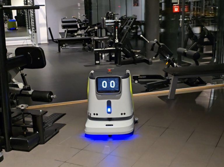 Ein Reinigungsroboter von Pudu im Einsatz im Fitness-Center VitalPlus in Lauterach (links), unten Stefan Vollbach.⇒Vollbach (2)