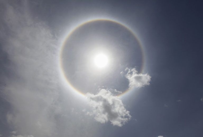 Ein Sonnenhalo ist ein leuchtender Ring um die Sonne, der durch Lichtbrechung in Eiskristallen der Atmosphäre entsteht.⇒Reuters