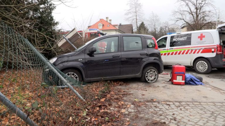 Ein Zaun stoppte das Auto. ⇒Shourot