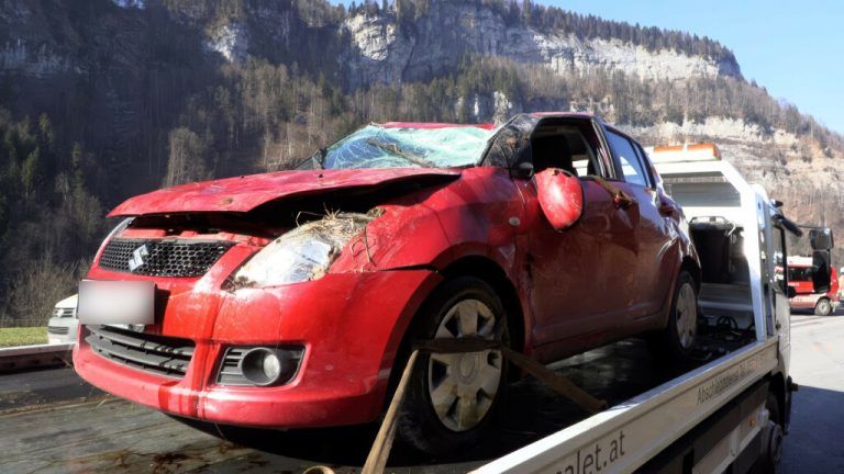 Eine Person wurde im Unfallauto eingeklemmt. ⇒Shourot