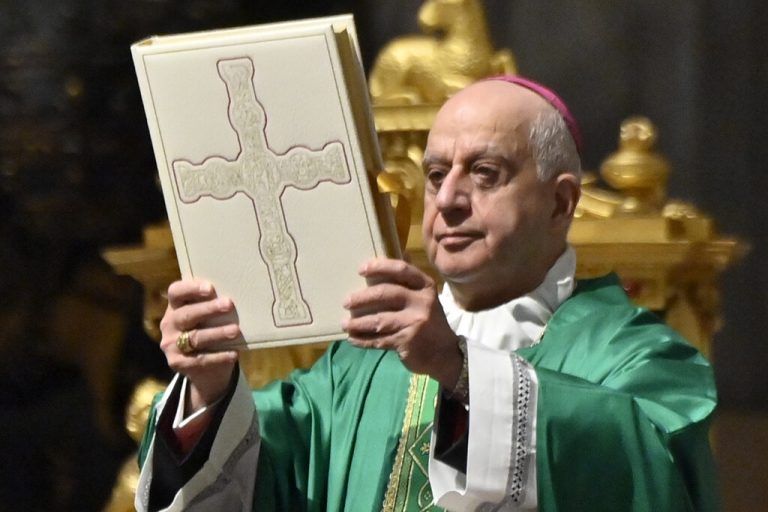 Erzbischof Rino Fisichella übernimmt die Sonntagsmesse.⇒ap/pizzoli