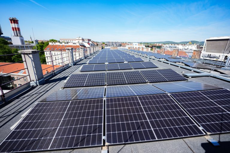 Fotovoltaik-Anlagen gehören zur Energieautonomiestrategie des Landes und sind an sich begrüßenswert, können aber im Sommer das Energienetz überlasten. ⇒