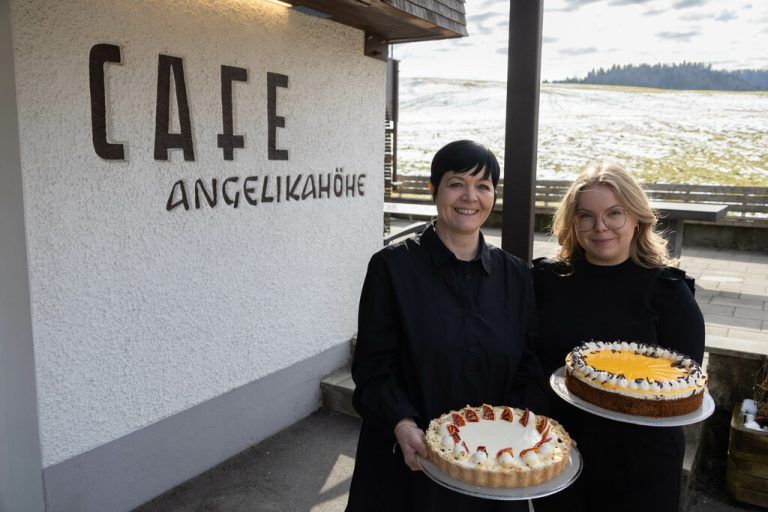 Gabi Innfeld (l.) übergab das Café zu Jahresbeginn an ihre Nichte Hanna Zündel.