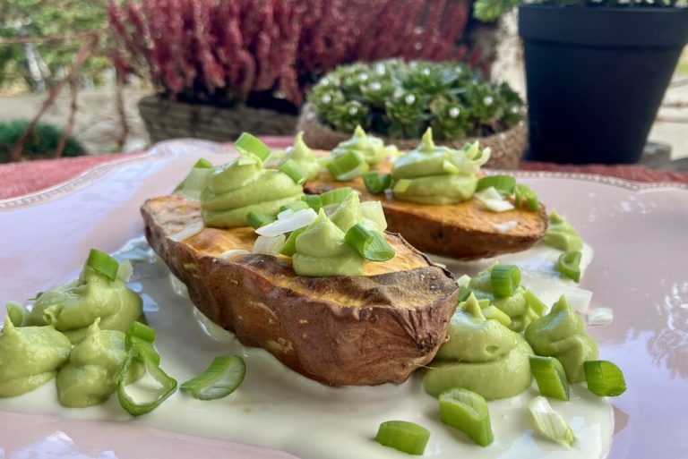 Gebackene Süßkartoffel mit cremiger Avocado: Ein leichtes, frisches Veggie-Gericht, das auch glücklich macht!⇒Ulrike Hagen