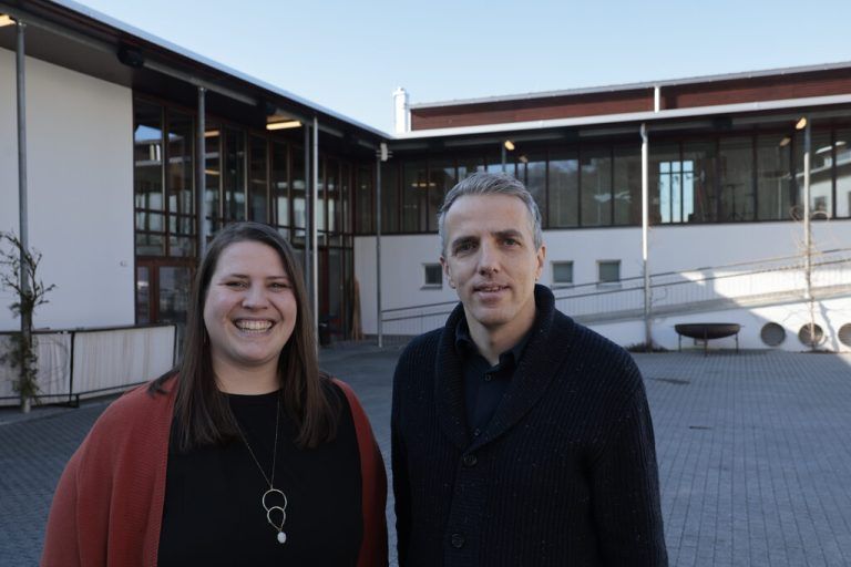 Geschäftsführer Daniel Mutschlechner und Bildungsleiterin Stefanie Sturn. Im Bild rechts das Restaurant.Klaus hartinger, Kirstin hauck