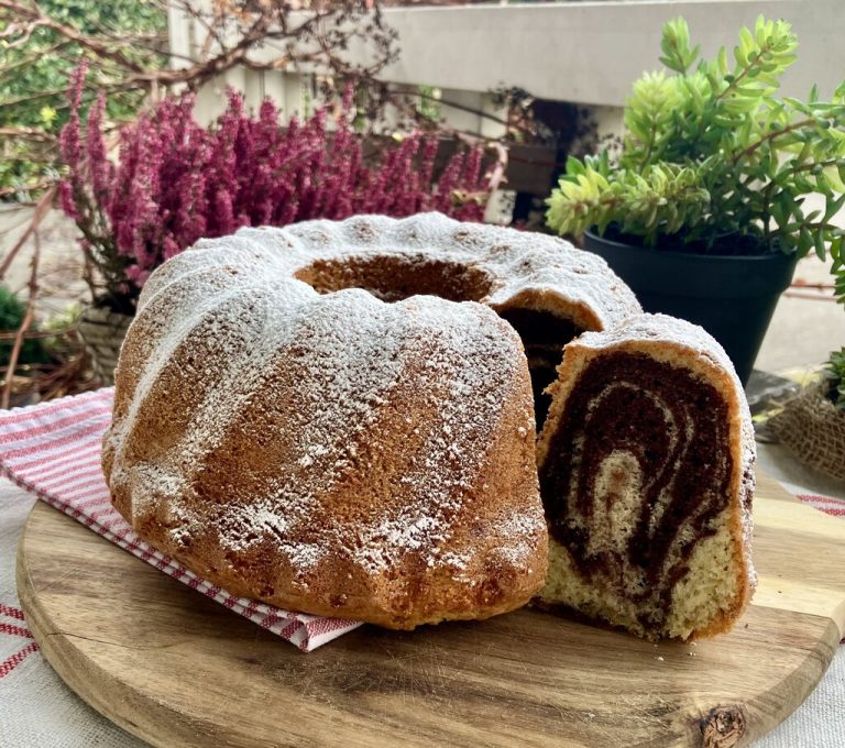 Goldbraun gebacken und mit Staubzucker verfeinert – Marmorgugelhupf wie aus der Kindheit.⇒Ulrike Hagen