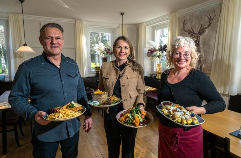 Knusprig, frisch und regional:der Backhendlsalat, ein echter Klassiker.Stiplovesk (7)