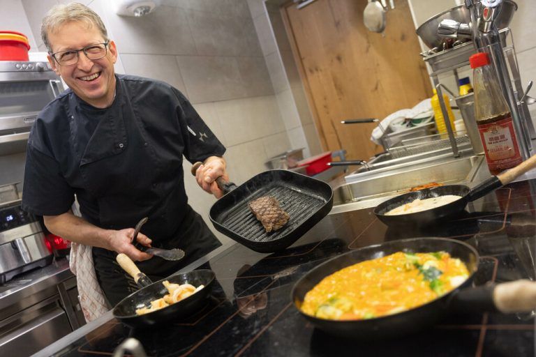 Küchenchef Peter Reis ist unter anderem auch diplomierter Diätkoch und zaubert das Essen im Gasthaus Zwielicht.Hartinger (7)