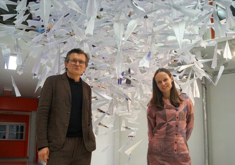 Künstler und Ausstellungskurator Marbod Fritsch und die ausstellende Künstlerin Kirsten Helfrich.⇒RITTER (7)