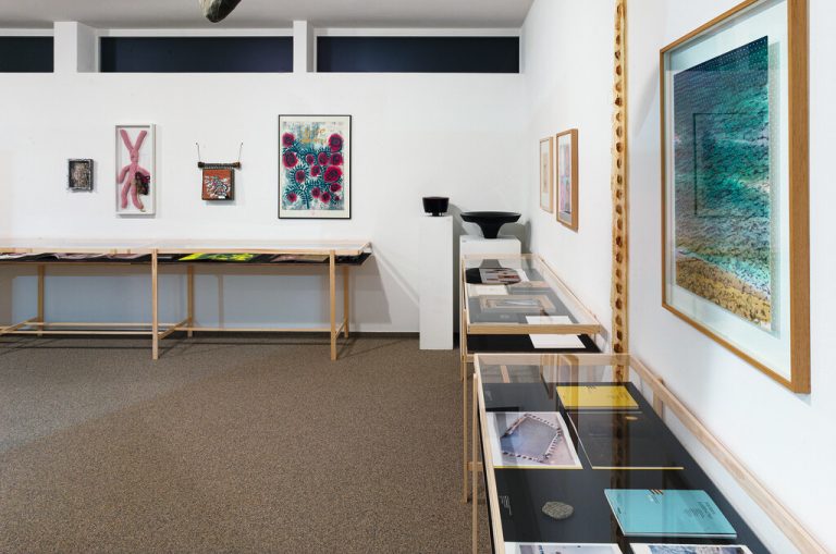Kunstbücher gepaart mit Werken.⇒König