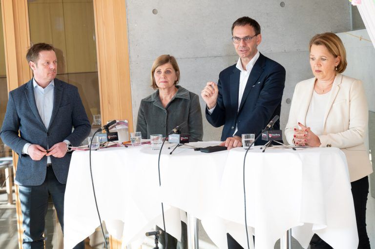 Landesrätin Schöbi-Fink, Landeshauptmann Wallner und Gemeindeverbandspräsidentin Kaufmann. ⇒VLK