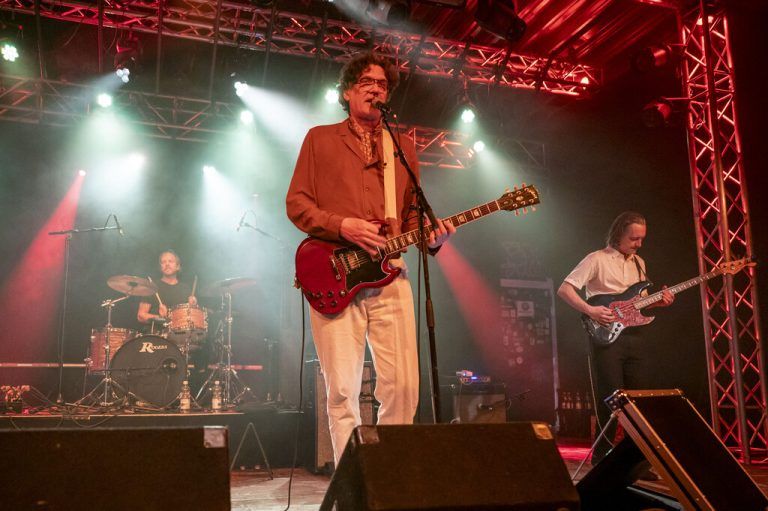 Leitstern Frank Spilker an der Gitarre.⇒Furxer