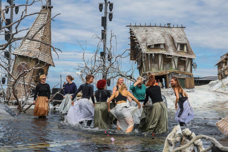 Letzten Sommer stand die Seebühne unter Wasser. Diesen Samstag bietet sich dagegen die Gelegenheit, tief in die Welt der Bühnenkunst einzutauchen. ⇒Steurer