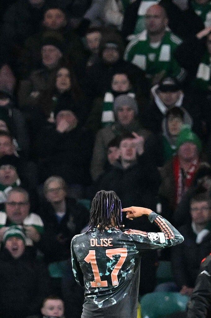 Michael Olise brachte die Bayern bei Celtic 0:1 in Führung – zum Unmut der Heimfans. ⇒AFP