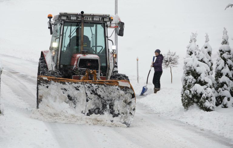 Mit vereinten Kräften kümmerte man sich gestern um die Schneemassen in Vorarlberg.