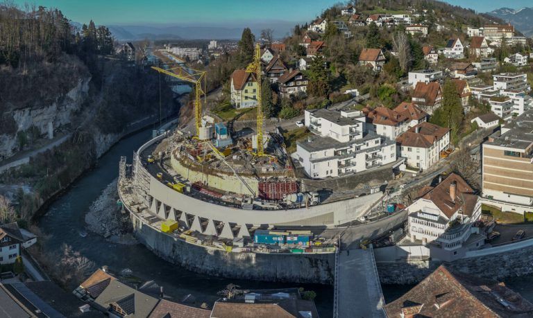 Modell und Planauszug für die neue Wohnanlage am Fuße des Ardetzenbergs, wo gerade an Vorarl­bergs größtes Hochwasserschutzprojekt gearbeitet wird.⇒Hartinger, ⇒Cerha Löffler