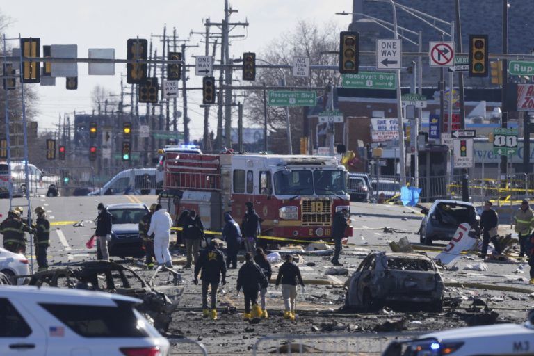 Nur Tage nach dem verheerenden Flugzeugunglück in Washington ist wieder ein Flugzeug in den USA abgestürzt – mitten in Philadelphia. ⇒⇒AP Photo/Matt ⇒Rourke