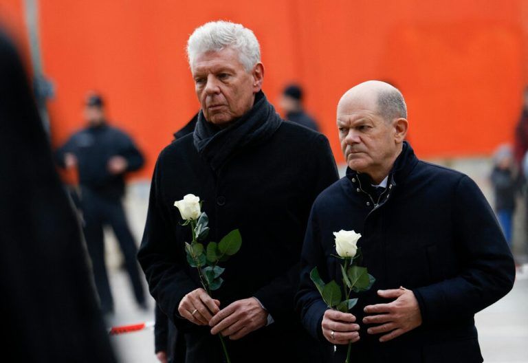Olaf Scholz und der Münchener Bürgermeister Dieter Reiter legten Blumen an einer Gedenkstätte nieder.⇒APA/AFP/MICHAELA STACHE