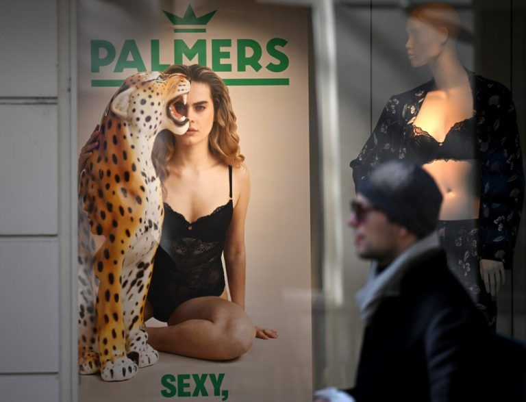 Palmers stecktin derKrise. ⇒apa