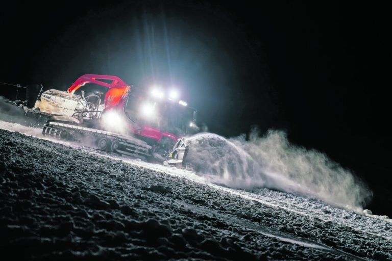 Pistenchef Frederic Berthold erklärt die Pläne für die Streckengestaltung in zwei Wochen beim Testevent für den WM-Bewerb der Alpinboarder, das große Bild links zeigt nächtliche Streckenarbeiten.Klaus Hartinger (2), Marie Rudigier