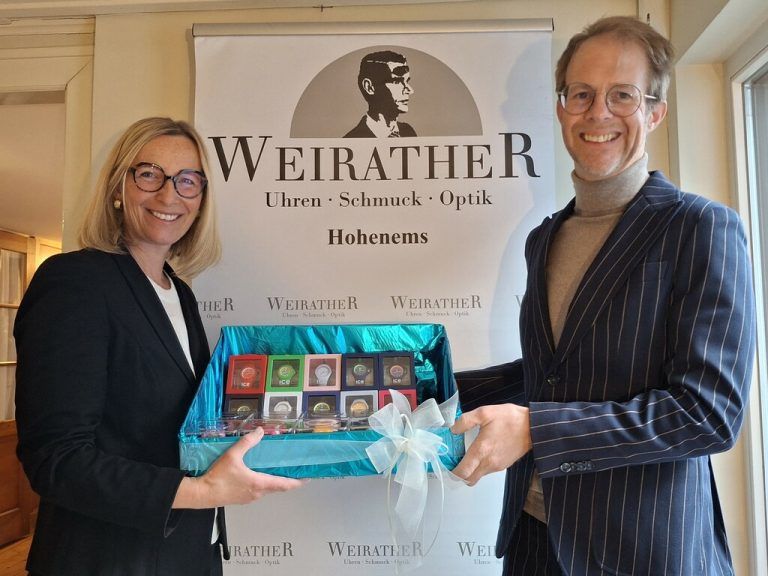 Spendenübergabe. ⇒Weirather