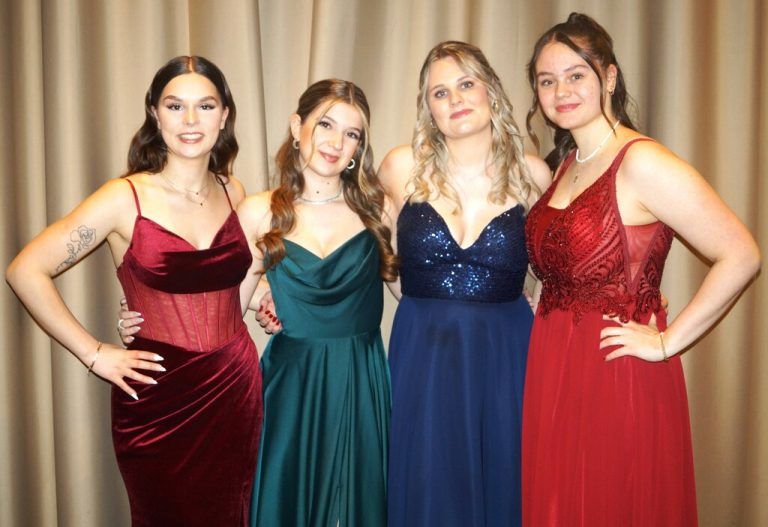 Tabea, Lea, Anna und Flora freuten sich auf ihren Maturaball. RiTTER (13)