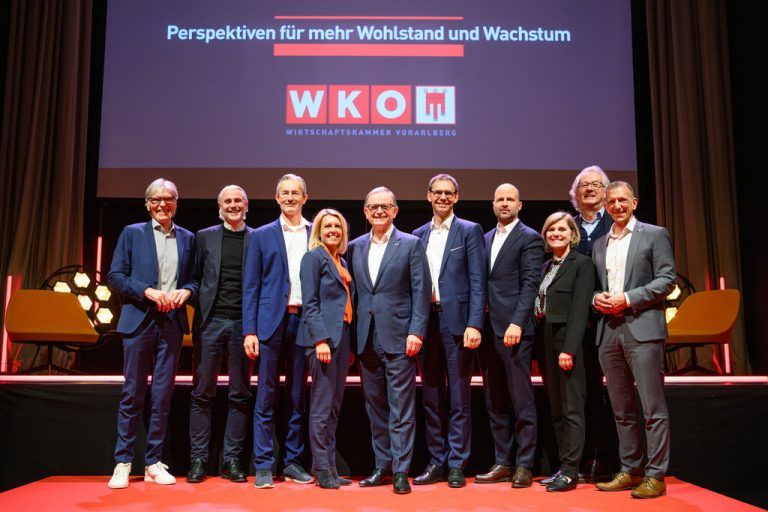 Vertreterinnen und Vertreter aus Wirtschaft und Politik bei der Standortkonferenz der Wirtschaftskammer Vorarlberg.⇒WKV/Rhomberg