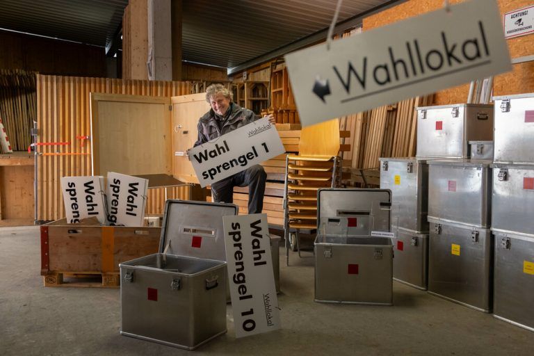 Alban Nachbaur ist für den Aufbau der Wahllokale zuständig.⇒hartinger
