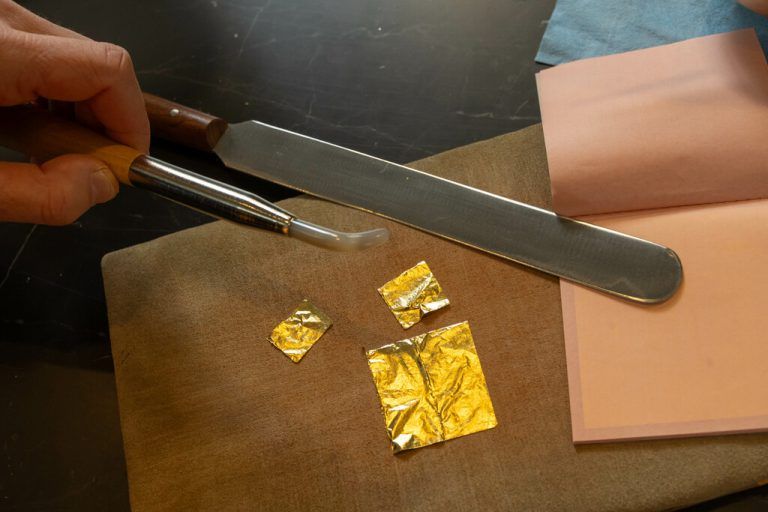 Bei der Arbeit mit dem hauchdünenen Blattgold ist Fingerspitzengefühl gefragt.