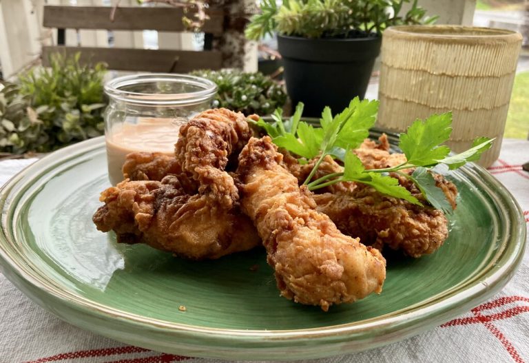 Das Fried Chicken ist schnell gemacht und sorgt mit dem leckeren Dip für gute Laune am Esstisch.⇒Ulrike Hagen