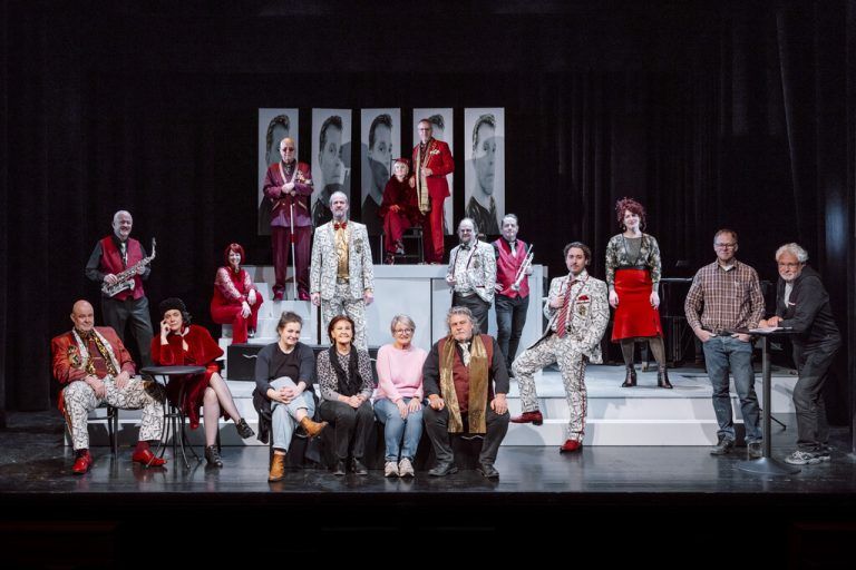Das Team des Theaters Karussell, oben Regisseurin Kristin Ludin.⇒Mathis Studio, IMAGE different/Andreas Butz