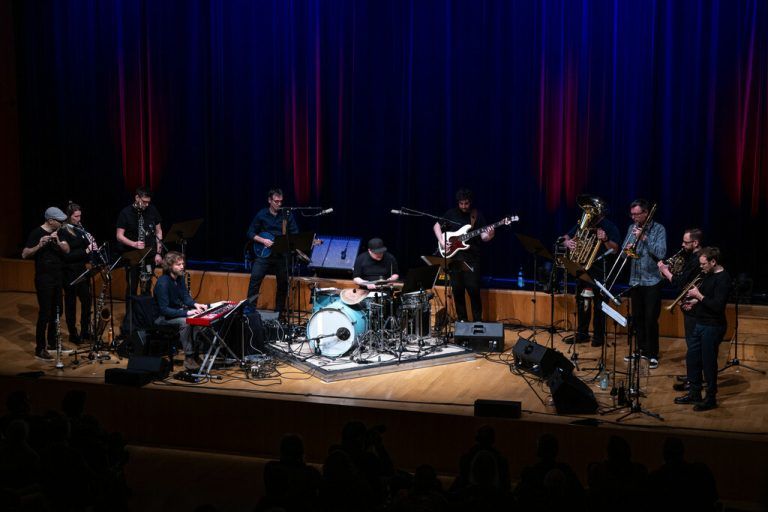 Das Vorarlberger Jazzorchester gemeinsam mit Martin Eberle und Benny Omerzell. ⇒Jazzambach, Julie Speckle