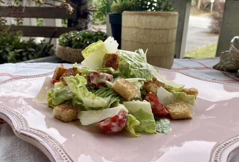 Der Caesar Salad ist ein echter Klassiker – mit hausgemachtem Dressing, goldbraunen Croutons und frischem Parmesan.⇒Ulrike Hagen