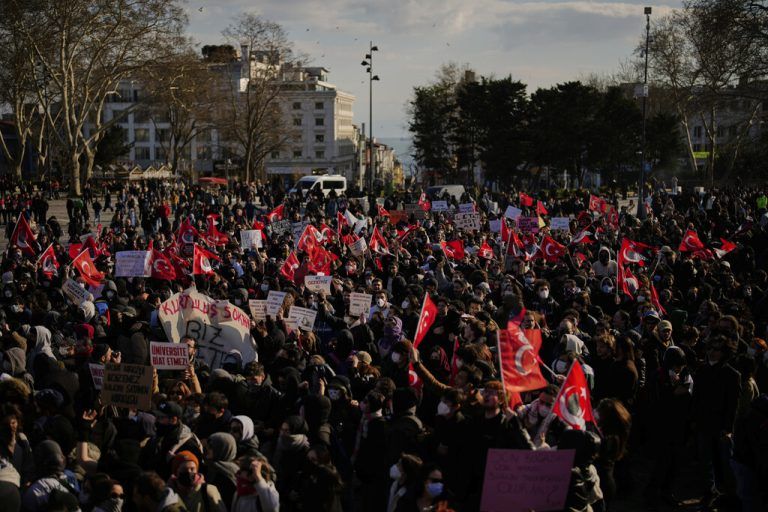 Die ganze Türkei erlebt Proteste gegen die Festnahme von Imamoglu.AP/Emrah Gurel