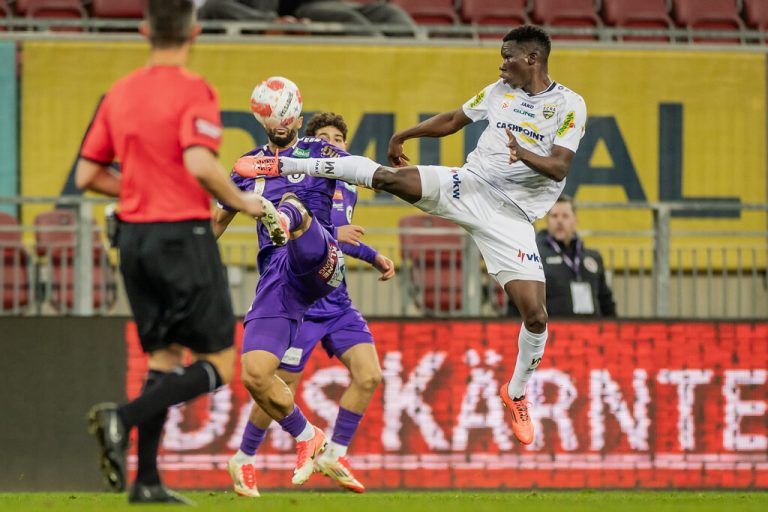 Die Leis­tung von Djawal Kaiba (r.) und seinen Teamkollegen im Spiel gegen Austria Klagenfurt stimmte. Dennoch brachte ein spätes Gegentor die Altacher wieder um ihren Lohn.⇒GEPA