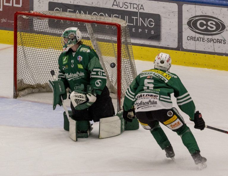 Die Zeller Eisbären bezwangen Jami Pasanen im Tor der Wälder drei Mal. Damit stehen die ECB-Cracks vor dem Saisonaus.⇒GEPA, Ronald Paulitsch