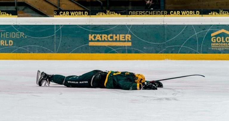 Dominic Haberl am Boden zerstört. Die Heimniederlage des EHC Lustenau besiegelte zugleich das Saison-Aus.⇒Stiplovsek
