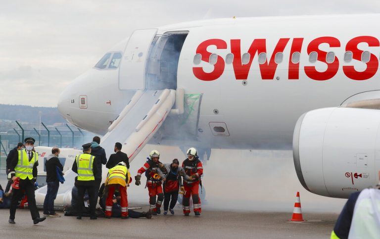Eine Notfallübung am Flughafen Zürich. Nur vier der sechs Türen des Airbusses wurden bei der Notevakuierung in Graz geöffnet – warum, ist noch unklar. ⇒Reuters