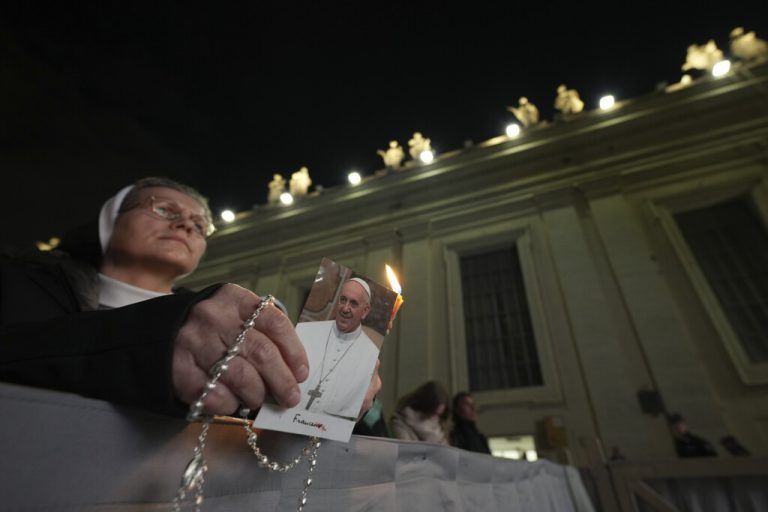 Es wird nach wie vor vor dem Spital für den Papst gebetet.⇒AP/Medichini