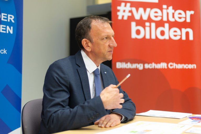 Für AMS-Landesgeschäftsführer Bernhard Bereuter ist Weiterbildung auf dem Stellenmarkt ein ganz wichtiges Thema. ⇒kh