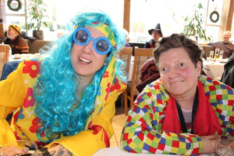 Gabriele und Irmgard haben unter dem Motto „Retro 80’s“ mitgefeiert.ÖZIV